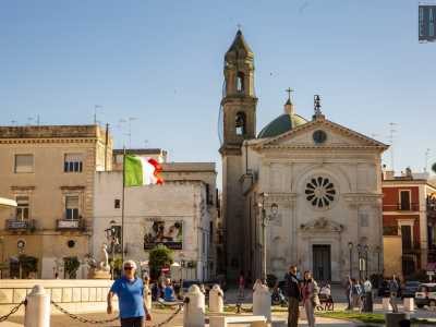 Sul lato sud della piazza si erge la Chiesa Maddalena, con l�elegante rosone, la cupola e il suo alto campanile. Si presenta con un prospetto sobrio dalle linee classiche seicentesche, mentre l�interno � sfarzoso e di gusto baroccheggiante